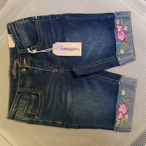 Embroidered Bermuda shorts
